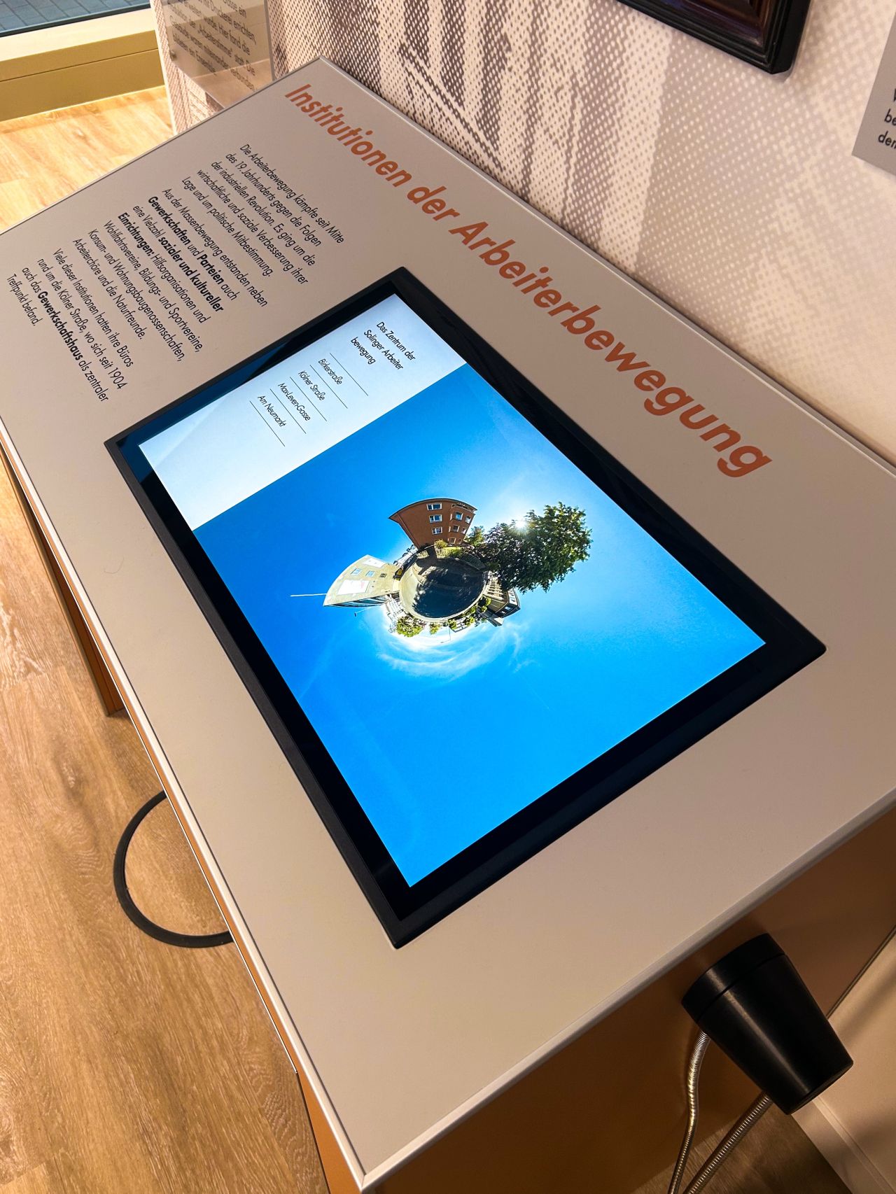 Interaktiver Multitouch-Medientisch im Max-Leven-Zentrum