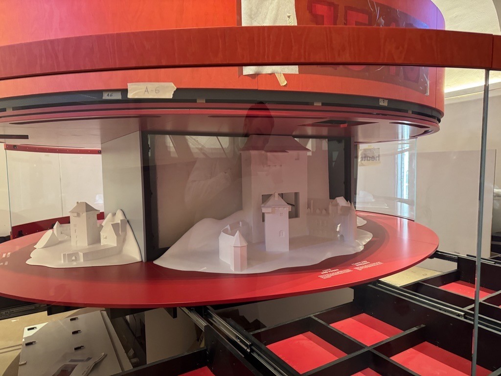 Einbau der Burgmodelle auf der Baustelle