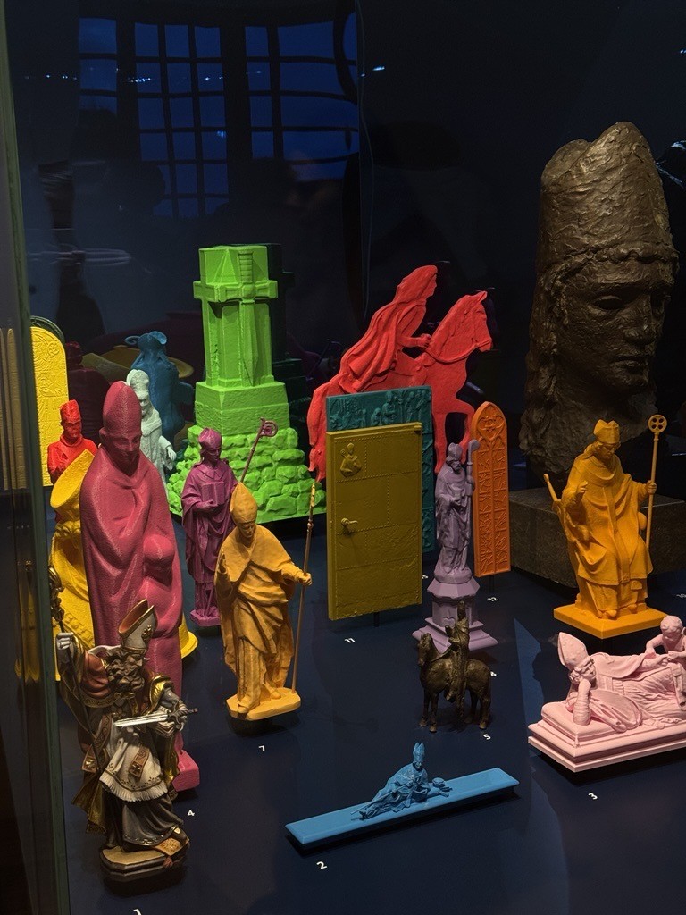 Graf Engelbert Figuren in der Vitrine der Dauerausstellung