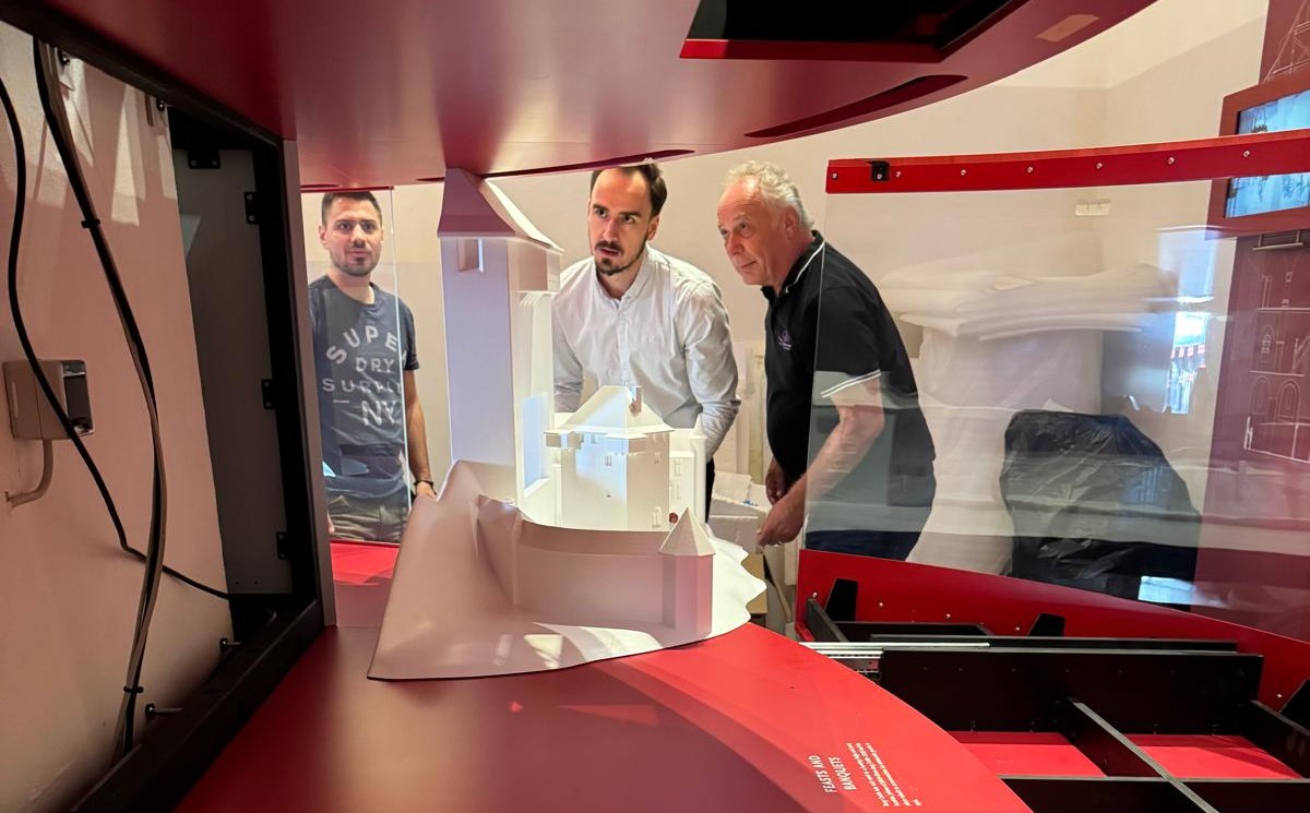 Kai Schäfer, Ben Koch und Stefan Müller bei der Feinarbeit