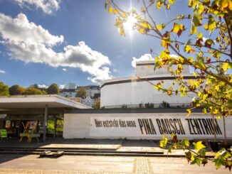 Ehemaliges Schauspielhaus Wuppertal mit dem Banner „Hier entsteht das neue Pina Bausch Zentrum“